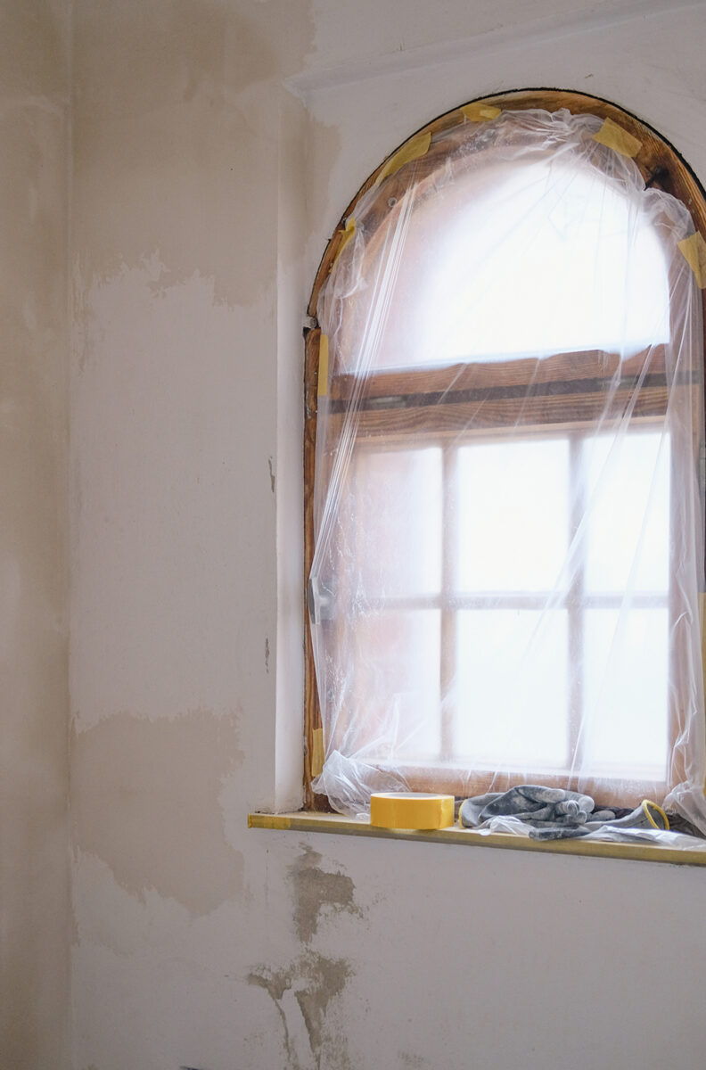 Verhangenes Fenster in der Baustelle, verspachtelte Wände ungestrichen. 