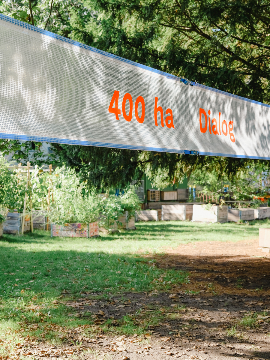 Banner mit Schrift in einem Garten.