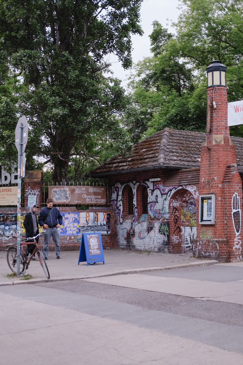 Kleines Backsteinhaus mit blauem Schild. 